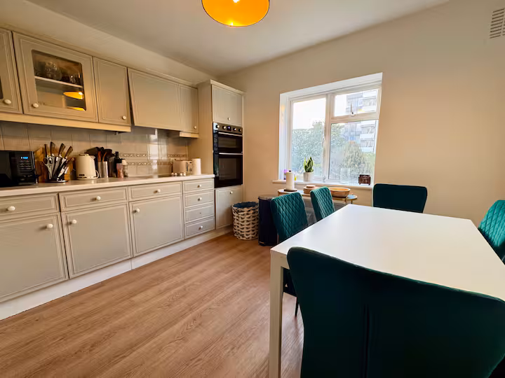 Spacious & Modern 1-Bed Flat